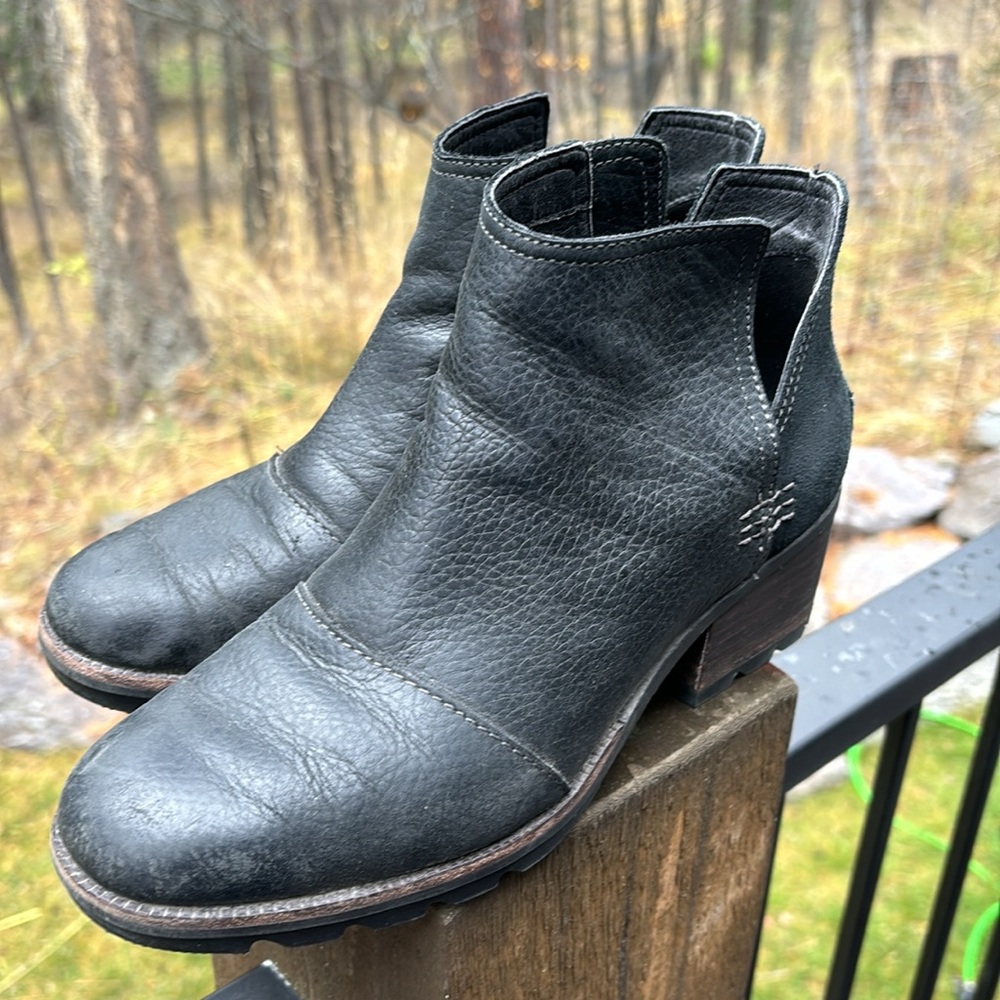 Sorel black leather booties, 8.5